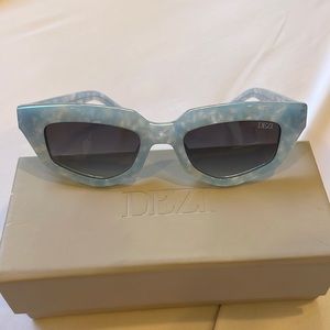 Dezi “On Read” Sunglasses in light blue marble